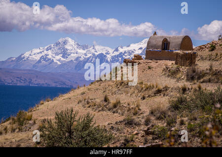 Rovine Inca con montagne andine a isola della luna, il lago Titicaca, Bolivia Foto Stock