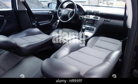 Interni di auto in pelle e tessuti misti, grande display di navigazione in una Mercedes Benz W203 Avantgarde edizione 2005 Foto Stock