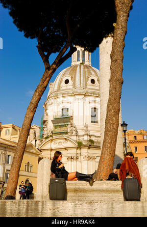 Due ragazze AL FORO ROMANO, il centro storico di Roma, Italia. Foto Stock