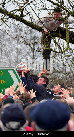 Ashbourne Royal Shrovetide Football ventottesimo febbraio 2017 Derbyshire upards contro downards Foto Stock