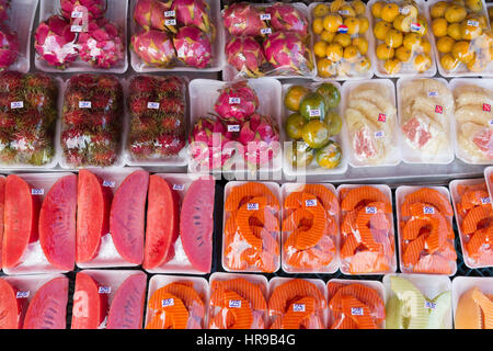 La frutta tropicale per la vendita al mercato Warorot (AKA Kad Luang), in Chiang Mai, Thailandia. Foto Stock