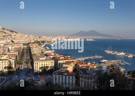 Napoli e il golfo di Napoli con il Vesuvio sullo sfondo, visto da Mergellina, Italia. Foto Stock