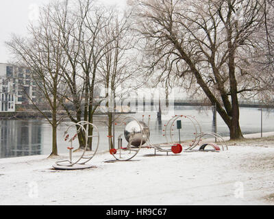 Attrezzatura fitness sulle rive del Drammenselva in Drammen Norvegia su un giorno di inverni con effetto decorativo trasformata per forte gradiente frost Foto Stock