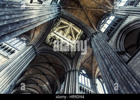 ROUEN, Francia - 16 Maggio 2016: Interno della cattedrale di Rouen (Notre Dame, 1202 - 1880). Rouen nel nord della Francia sul Fiume Senna - capitale della parte superiore di Norman Foto Stock