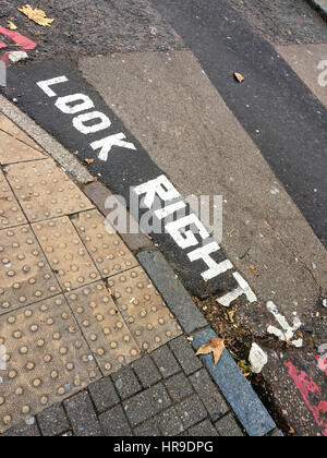 Guardare a destra, scritto sulla street a Londra REGNO UNITO Foto Stock