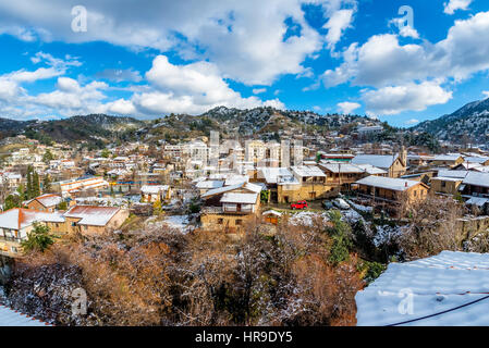 Un piccolo villaggio di montagna di Kakopetria coperto di neve. Il distretto di Nicosia, Cipro. Foto Stock