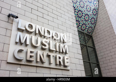 Cartello fuori Londra Centro musulmano, East London moschea, Whitechapel Road, Shadwell, London, Regno Unito Foto Stock