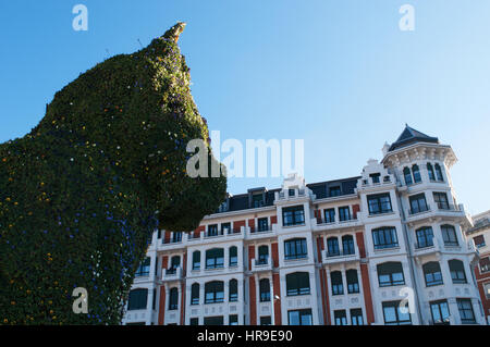 Spagna: il fiore scultura cucciolo, creata nel 1992 da Jeff Koons all'ingresso del Museo Guggenheim Bilbao e dello skyline della città Foto Stock