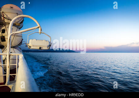 Canale di Piombino incrocio con ferry boat in estate Foto Stock