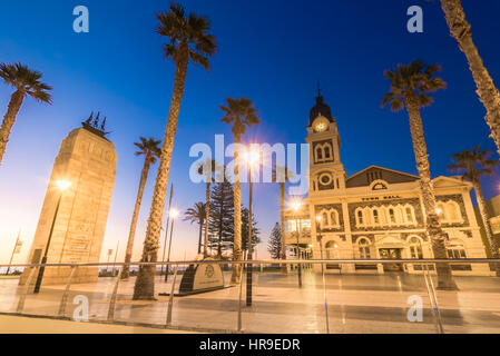 Adelaide, Australia - 22 agosto 2015: Moseley Square con la Pioneer Memorial nel mezzo di notte. Moseley Square è una piazza nella città di H Foto Stock