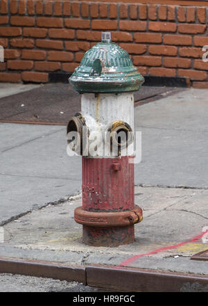 Un idrante di fuoco in Little Italy dipinta con colori italiani Foto Stock