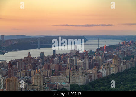 Il Ponte George Washington Bridge con la parte superiore del lato ovest in primo piano al crepuscolo in New York City Foto Stock