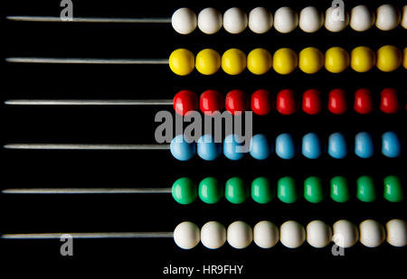 Abacus perle in un telaio. Feb 2017 Abacus colorate perline utilizzate per calcolare soprattutto in trhe medio oriente. Foto Stock