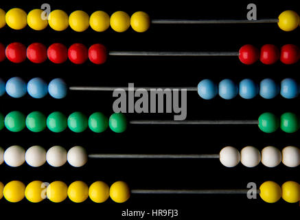 Abacus perle in un telaio. Feb 2017 Abacus colorate perline utilizzate per calcolare soprattutto in trhe medio oriente. Foto Stock