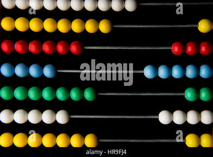 Abacus perle in un telaio. Feb 2017 Abacus colorate perline utilizzate per calcolare soprattutto in trhe medio oriente. Foto Stock