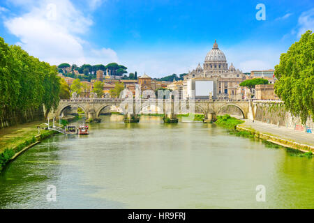 Vista della Basilica di San Pietro da (e) Aelian ponte attraverso il fiume Tevere a Roma. Foto Stock