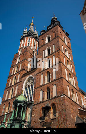 La chiesa Mariacki con le sue porte insolite sulla piazza principale del mercato di Cracovia Polonia Foto Stock