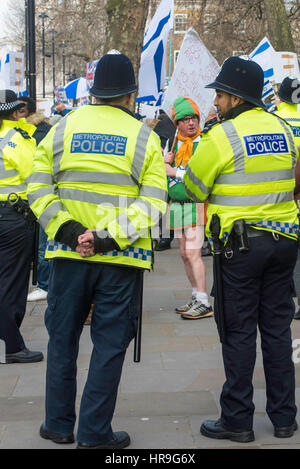 Metropolitan gli ufficiali di polizia la visione di pro-Israele sostenitori di fronte a Downing Street a Londra. Foto Stock