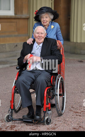 Sir Roger Bannister, 87, che è stato il primo uomo a rompere i quattro minuti di miglio, a Buckingham Palace Nel centro di Londra con la moglie Morya, dopo aver ricevuto il suo premio come un compagno di onore dal Duca di Cambridge. Foto Stock