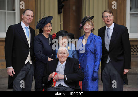 Sir Roger Bannister, 87, che è stato il primo uomo a rompere i quattro minuti di miglio, a Buckingham Palace Nel centro di Londra con i familiari compresi i suoi figli Clive (sinistra) e Thurstan (a destra), la moglie Morya (centro) e sua figlia Erin (seconda a destra), dopo aver ricevuto il suo premio come un compagno di onore dal Duca di Cambridge. Foto Stock