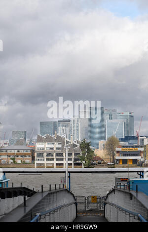 Vista da Greenwich di Canary Wharf, Londra, uno della città due centri finanziari. Foto Stock