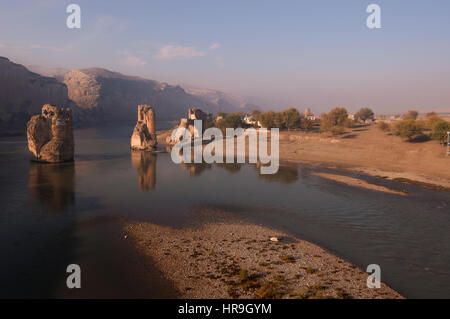 Città turca di Hasankeyf sulle rive del fiume Tigri nel sud della Turchia sotto minaccia dalla costruzione di dighe che sono Foto Stock