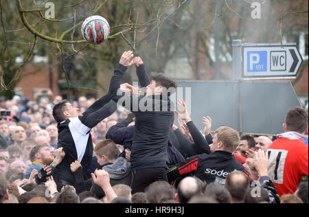 I giocatori durante la Royal Shrovetide Football Match in Ashbourne, Derbyshire. Foto Stock