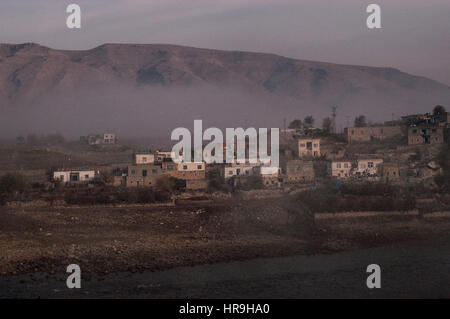 Città turca di Hasankeyf sulle rive del fiume Tigri nel sud della Turchia sotto minaccia dalla costruzione di dighe che sono Foto Stock