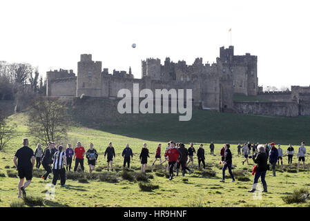 I giocatori durante l annuale Shrovetide football match in Alnwick, Northumberland. Foto Stock