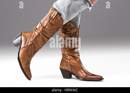 Gambe in jeans e stivali da cowboy Foto Stock