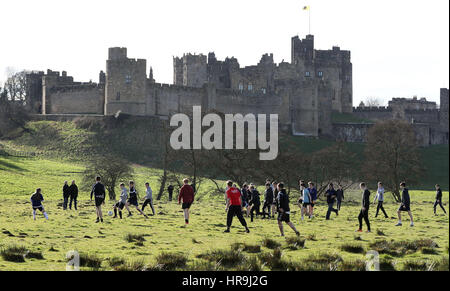 I giocatori durante l annuale Shrovetide football match in Alnwick, Northumberland. Foto Stock