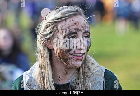 I giocatori durante l annuale Shrovetide football match in Alnwick, Northumberland. Foto Stock