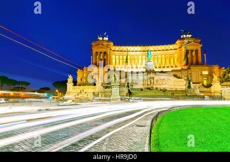 Monumento Nazionale a Vittorio Emanuele II in notturna a Roma. Foto Stock