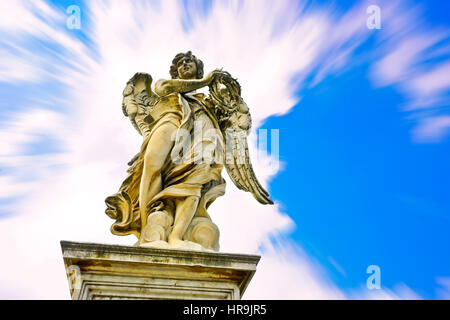 La statua di figura di angelo sul Aelian Bridgein a Roma in una giornata di sole. Foto Stock