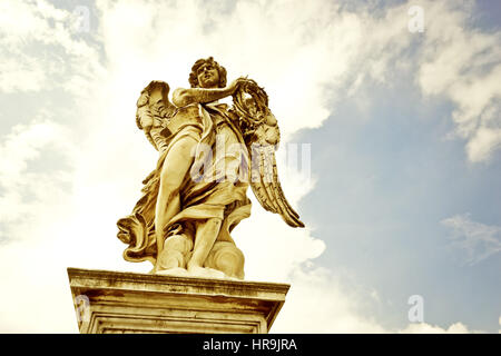 La statua di figura di angelo sul Aelian Bridgein a Roma in una giornata di sole. Foto Stock