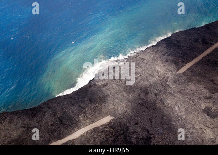 Riprese aeree di rossa lava incandescente che scorre verso il mare sulla costa sud della Grande Isola, Hawaii, Stati Uniti d'America. Foto Stock