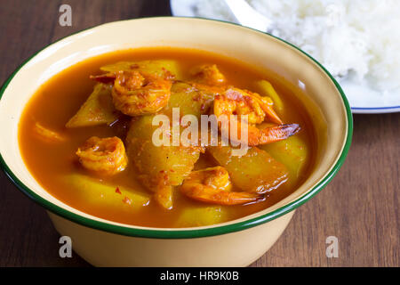 Cibo tailandese, Kaeng Som Malako, aspro curry con papaia verde e gamberetti in stile meridionale servita con riso al vapore Foto Stock