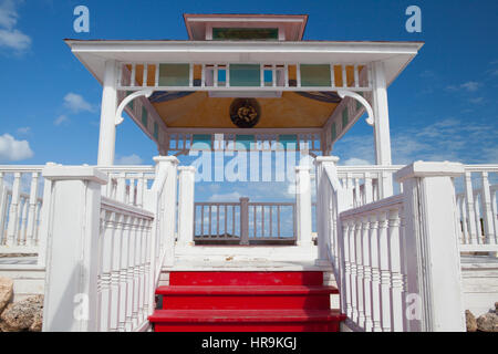 Cayo Santa Maria, Cuba - gennaio 31,2017: terrazza sopra la piscina in albergo Gaviota, Cayo Santa Maria.Cayo Santa María è ben noto per la sua wh Foto Stock