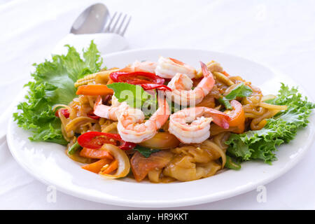 Cibo tailandese: Stir-fried noodle con gamberi e basilico calda, Pad Khimao Goong, isolato su bianco Foto Stock