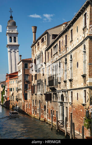 Torre della chiesa di San Giorgio dei Greci, barca sul Canal, Venezia, Italia Foto Stock