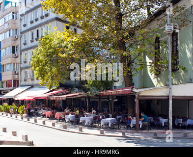 Vista del famoso cafe in Cihangir quartiere di Beyoglu quartiere vicino viale Istiklal sul lato Europeo di Istanbul. È considerato il cente culturale Foto Stock