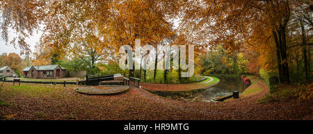 Un autunno scena sulla Monmouth Brecon Canal nel Usk Valley a Llangynidr vicino a Crickhowell, Parco Nazionale di Brecon Beacons, Wales UK Foto Stock