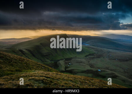 Autunno in luce Picws Duoverlooking Llyn y Fan Fach, Carmarthen ventole nel Parco Nazionale di Brecon Beacons, Wales UK Foto Stock