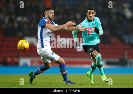 Derby County Thomas Ince battaglie per la palla con il Blackburn Rovers' Derrick Williams durante il cielo di scommessa match del campionato a Ewood Park di Blackburn. Foto Stock