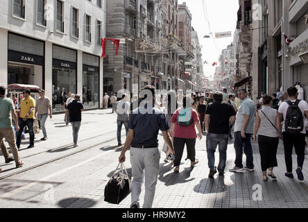 La popolazione locale e i turisti a piedi su viale Istiklal in Beyoglu Istanbul. È la strada più importante di vecchia città come centro culturale e di intrattenimento Foto Stock