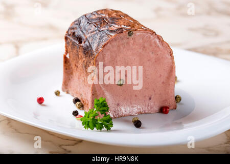 Speciale il patè di fegato costituito da diversi tipi di carne con grani di pepe su piastra Foto Stock