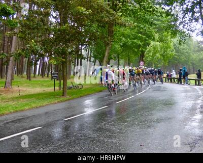 Tour de France 2015, fase 5, peloton combatte a tenere in pista durante una forte pioggia sulla rotta attraverso il Vimy Ridge, Canadian WWI Memorial, Francia. Foto Stock