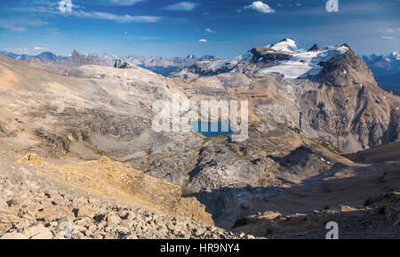 Panorama aereo Vista panoramica del Lago Alpino Noseeum Skyline del Ghiacciaio del Monte Andromache. Escursioni estive nel Parco Nazionale di Banff, Montagne Rocciose canadesi Foto Stock