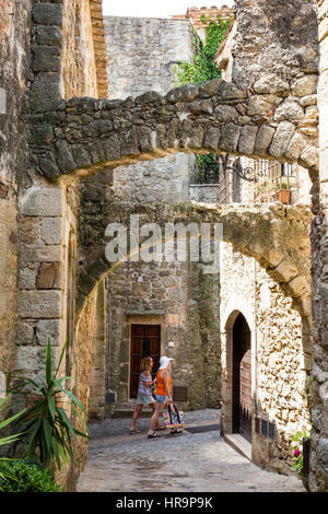 Stretti vicoli della vecchia Pals, Costa Brava, Spagna Foto Stock