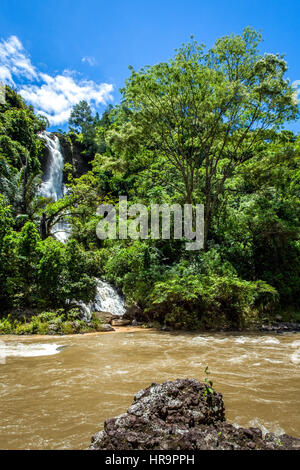 Una cascata chiamata Bambalu che la sua acqua sta cadendo sul fiume Bambalu in Bambalu, Kurra, Tana Toraja, Sulawesi del Sud, Indonesia. Foto Stock